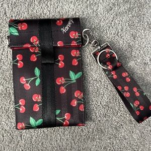 Harveys Travel n Go + wrist strap/Wild Cherry - EUC